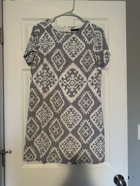 Lulu's Gray and White Diamond Ikat Shift Dress